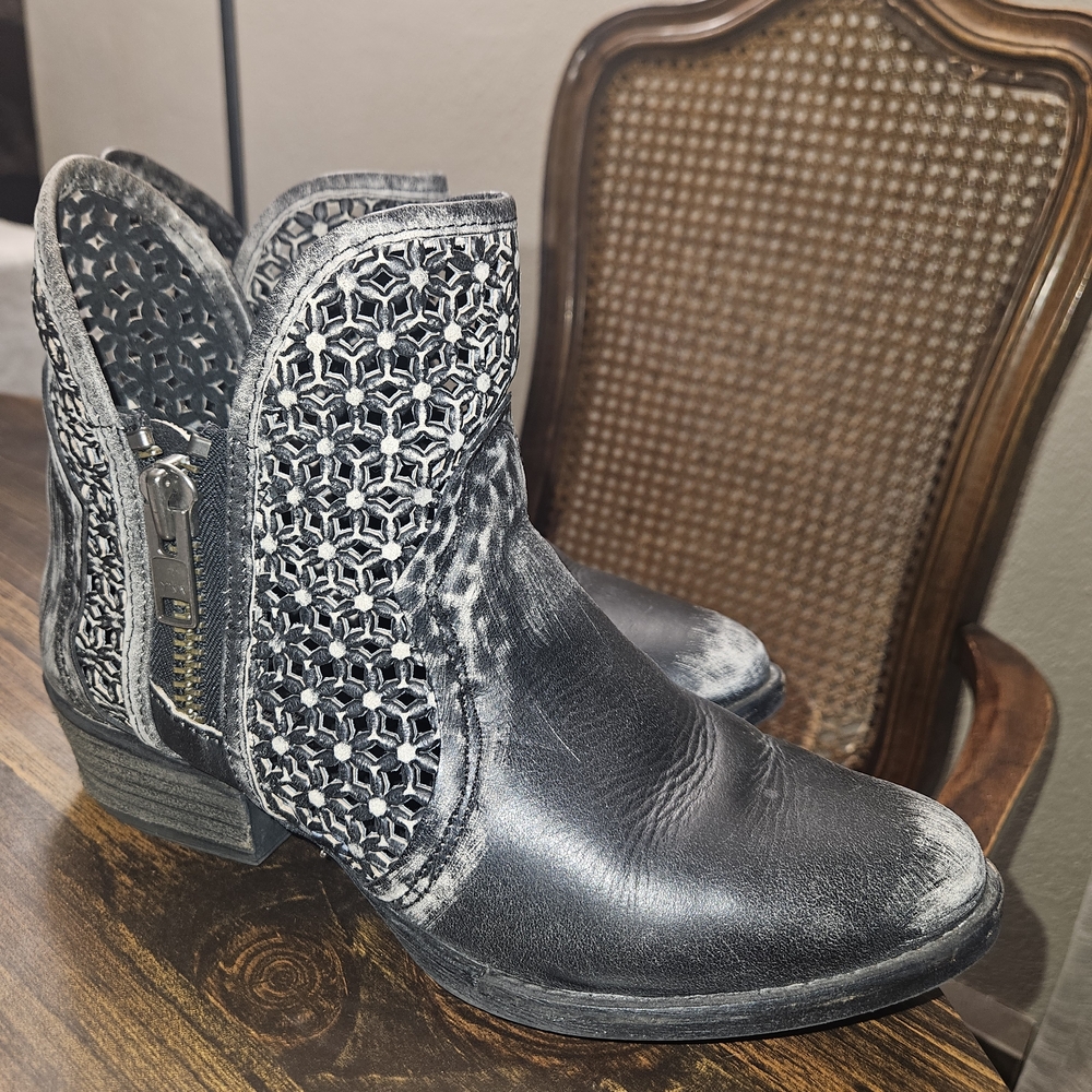Corral Distressed Black Circle G Boots